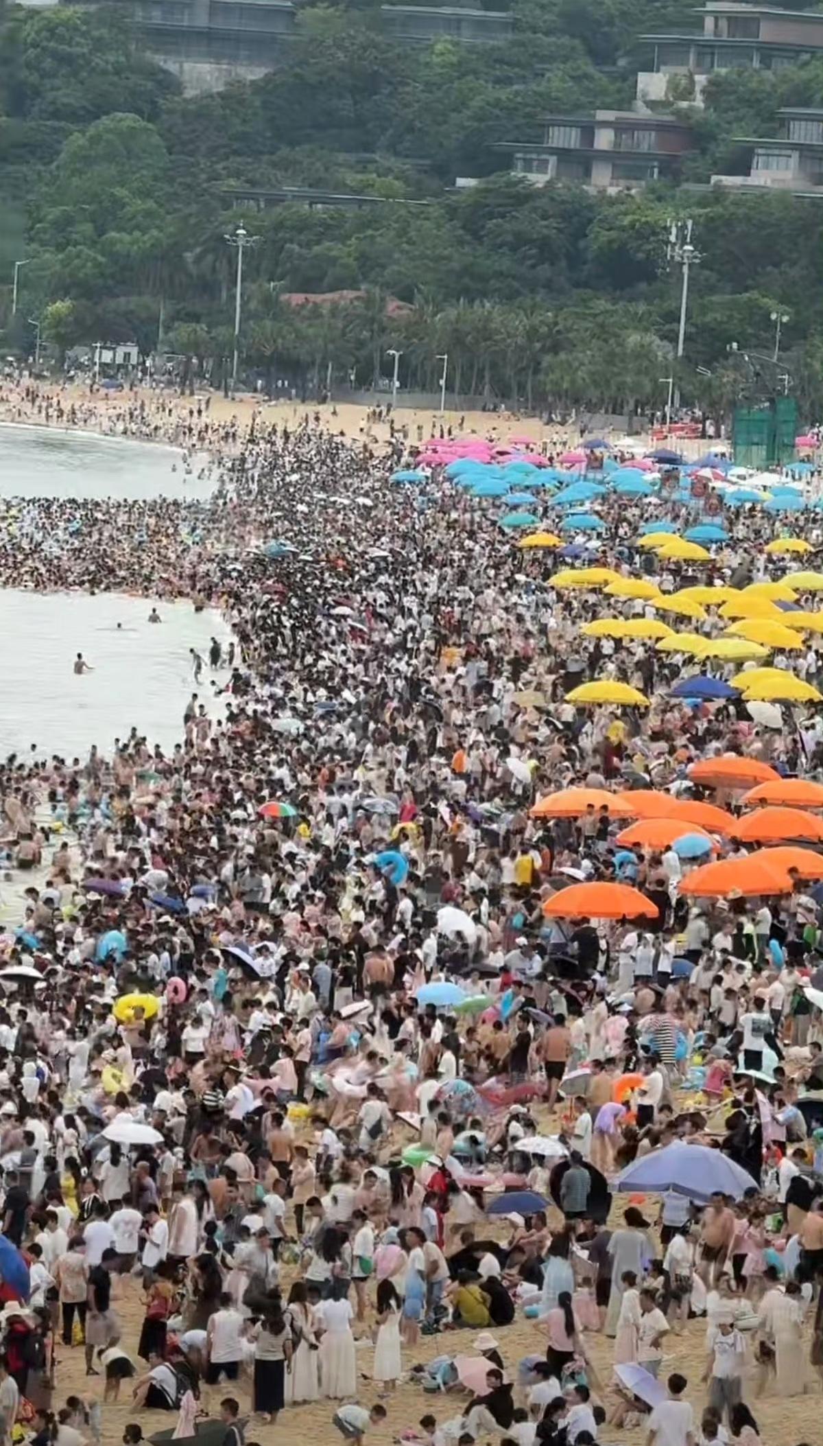 7月19日下午的深圳大梅沙，人群在海里面下饺子。话说今天的深圳气温不到3