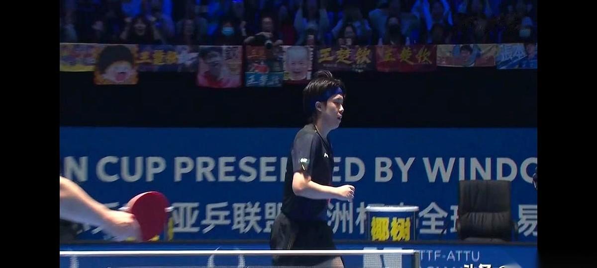 我跟你讲，这哪是打球啊。这分明就是要把人往死里打。王大头今天整个人都不对劲，