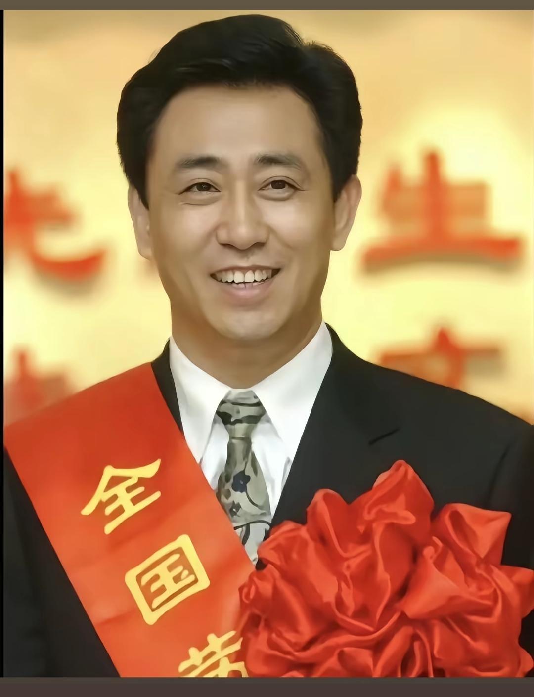 发现年轻的时候，眼睛卧蚕比较大，经过几年的沧桑，卧蚕消失了，也没有眼袋。人如果