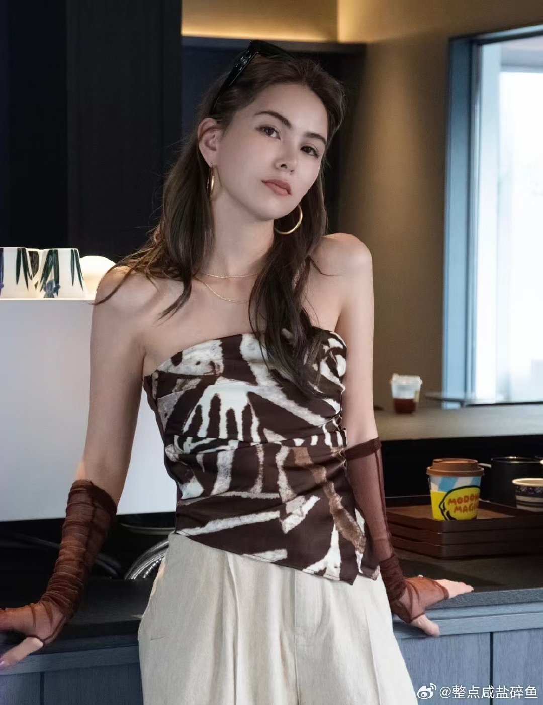 昆凌不愧是周杰伦严选被昆凌美到了，遗址公园偶遇白裙黄外套造型超甜，温柔有礼貌，完