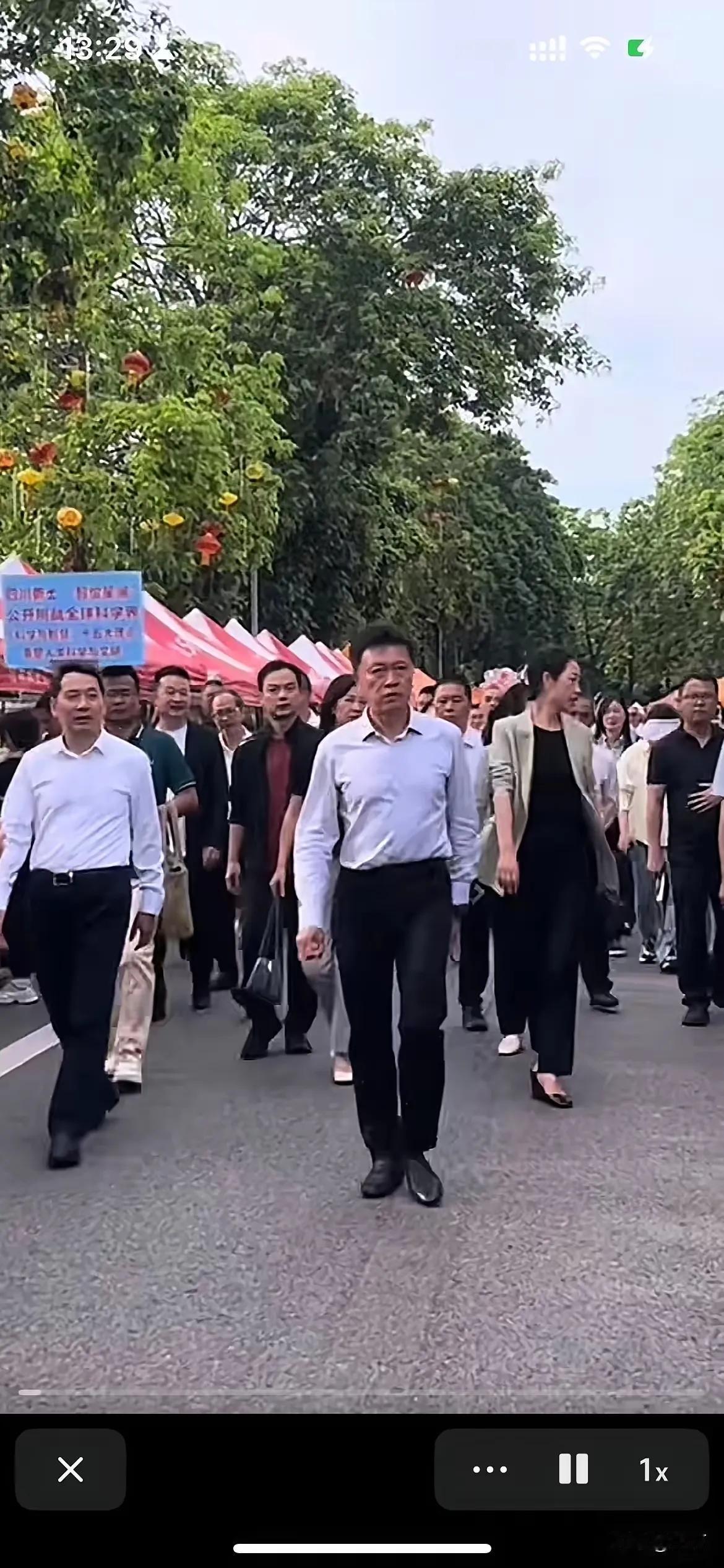 我给我爷爷看荣昌高书记的照片，他只看了一眼，就问我，这人是个好官吧？我说，你