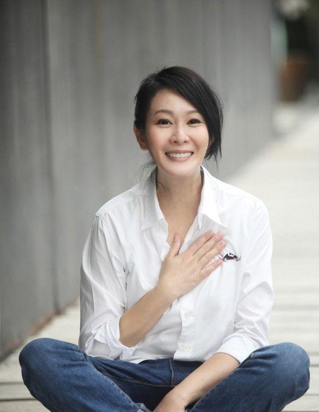 2011年，41岁的刘若英嫁给了身价过亿的钟小江。结婚当晚，刘若英提出了3个正常