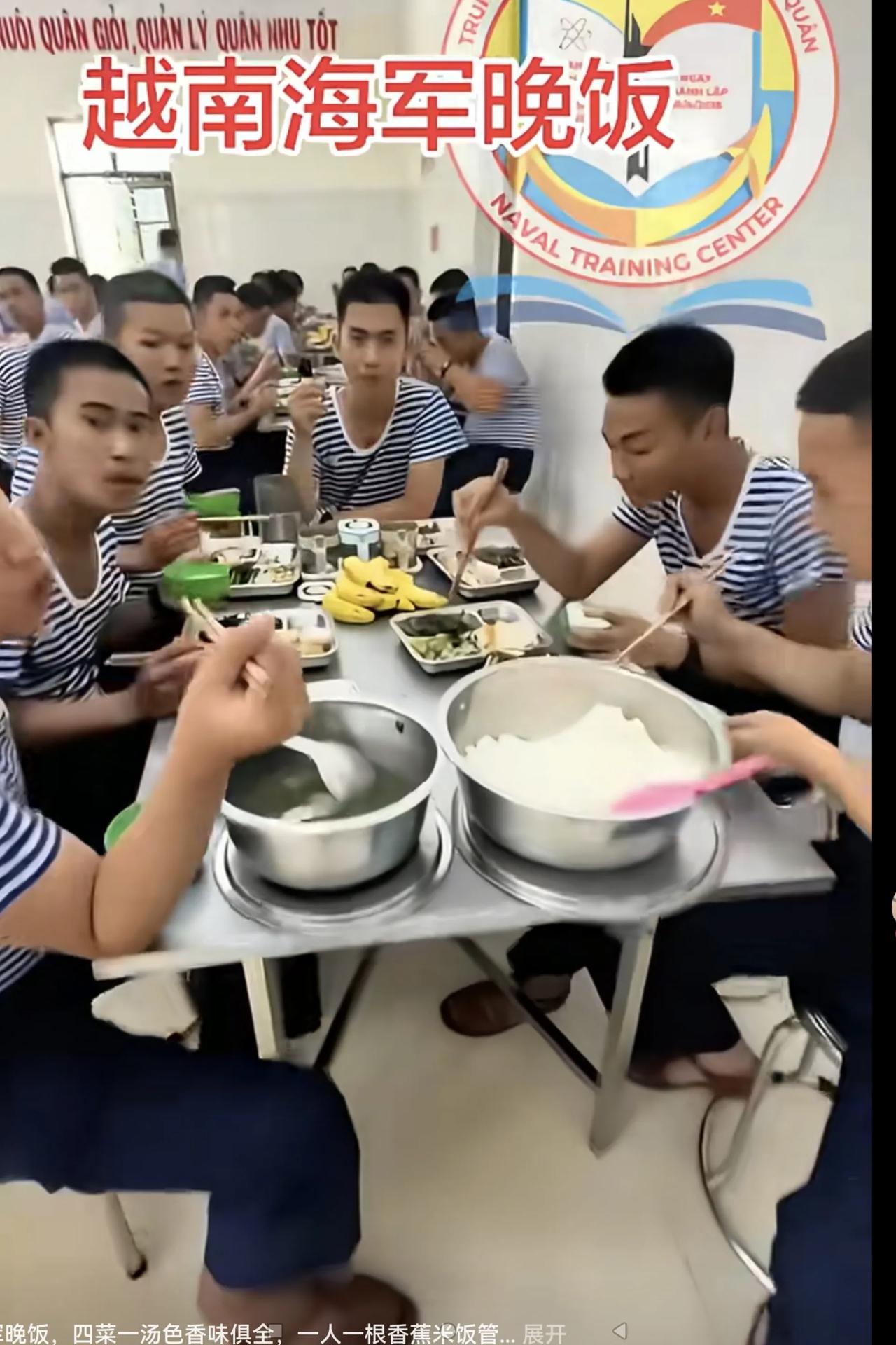 大家看看：越南海军士兵的晚饭怎么样？是不是有点像民工队的晚饭，这餐桌上的饭莱根