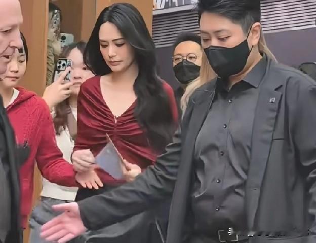 阿娇这身高估摸着也就一米五五吧，每次出场恨天高都赶上高跷了哈哈！不过说真的，她造