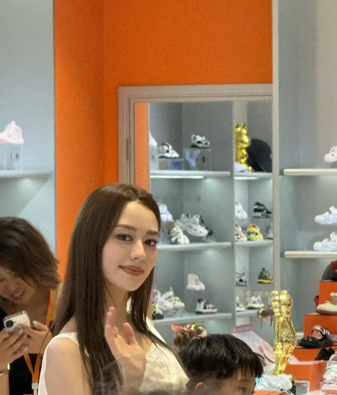 吉娜现身杭州银泰出席线下活动，一身简约白裙干净温柔，体态轻盈气质出众，生图状态绝