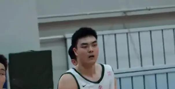 这才是大韩的接班人，辽篮名宿之子！本赛季的辽宁男篮彻底把青黄不接展现到了极致，