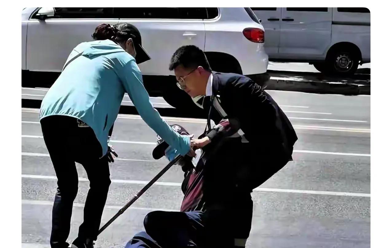 在香港，老人摔倒了，路人抢着要去扶，绝对不是出于好心，而是有三个原因。一，是