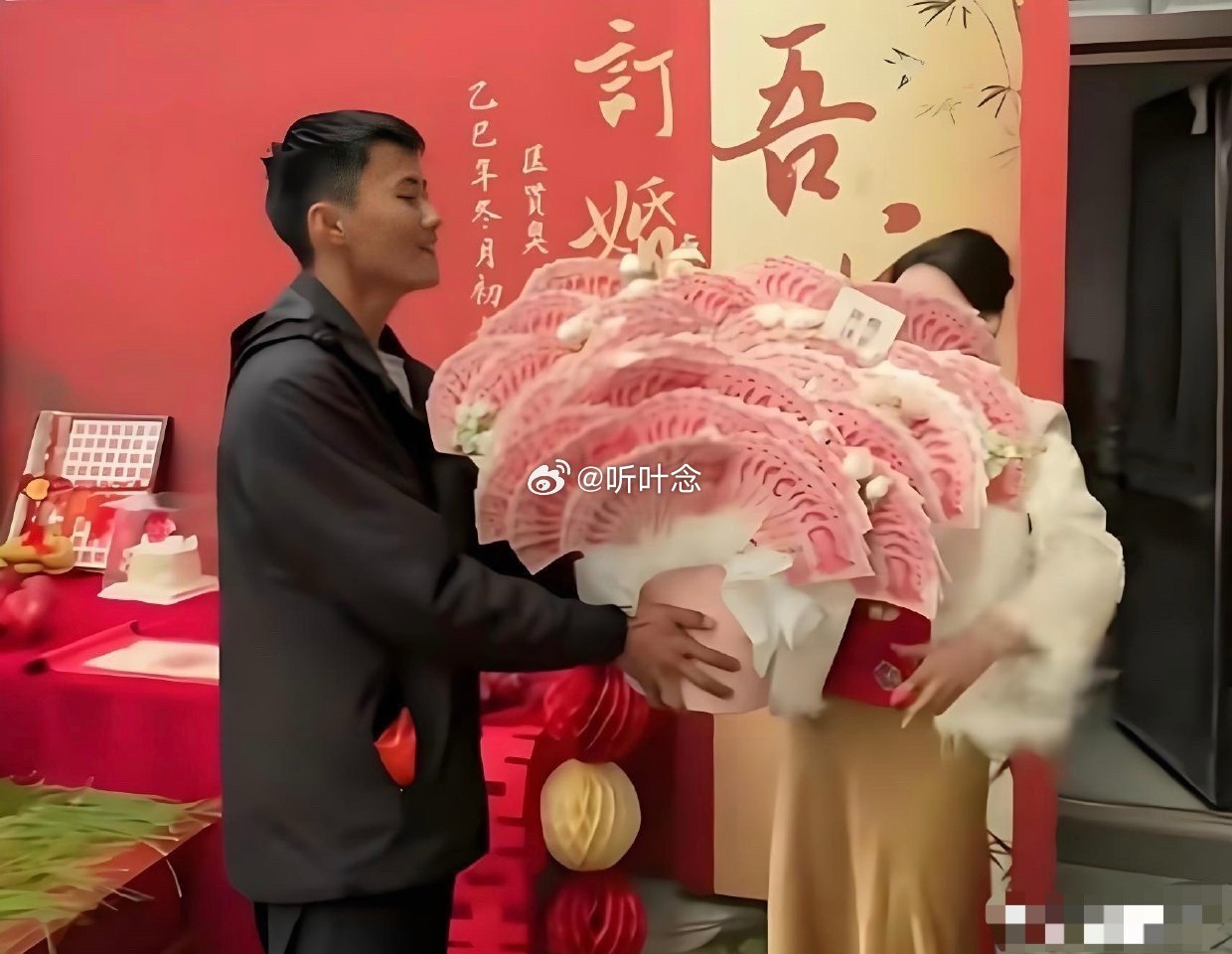 以后男的订婚，都这样卷起来得了，这花束太有创意了