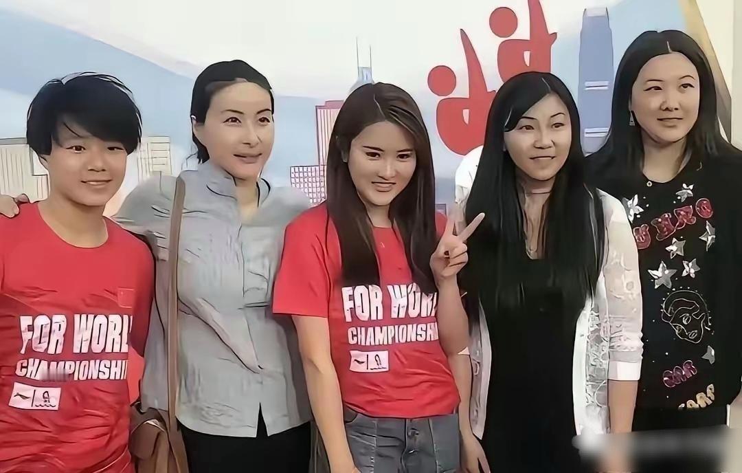 中国五代“跳水皇后”同框，郭晶晶气质最好，伏明霞最大气，陈若琳最腼腆最可爱，周继