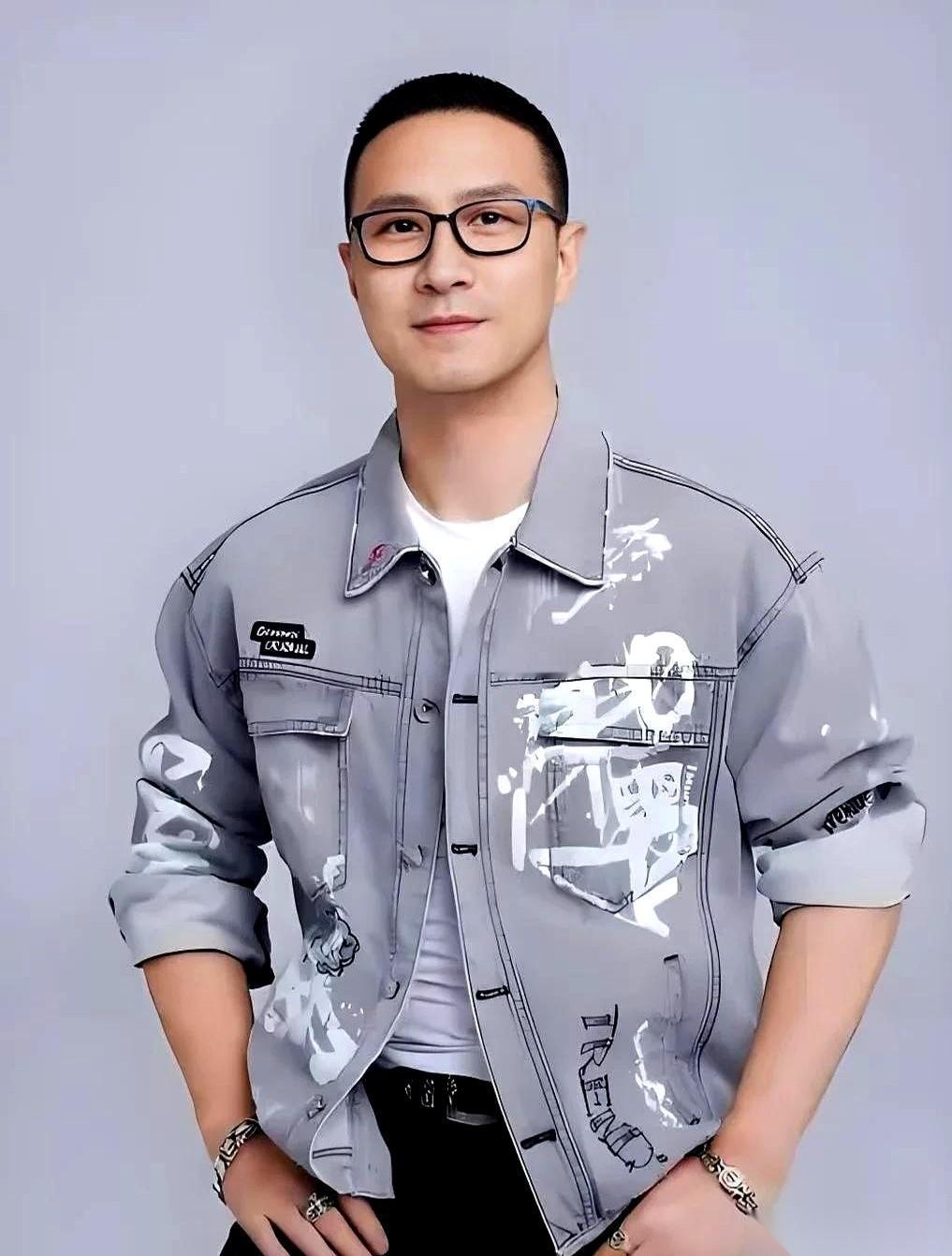 我好像突然get到，为啥汪峰一把年纪了还那么招姑娘喜欢。不是因为他是什么摇滚教