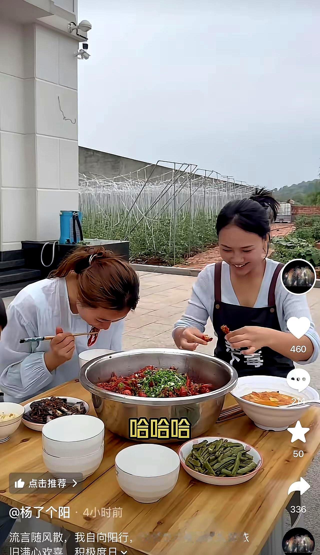 小妹儿，你看见了吗？你儿子的后妈，已经在大别墅门前开火做了第一顿饭，视频也拍上