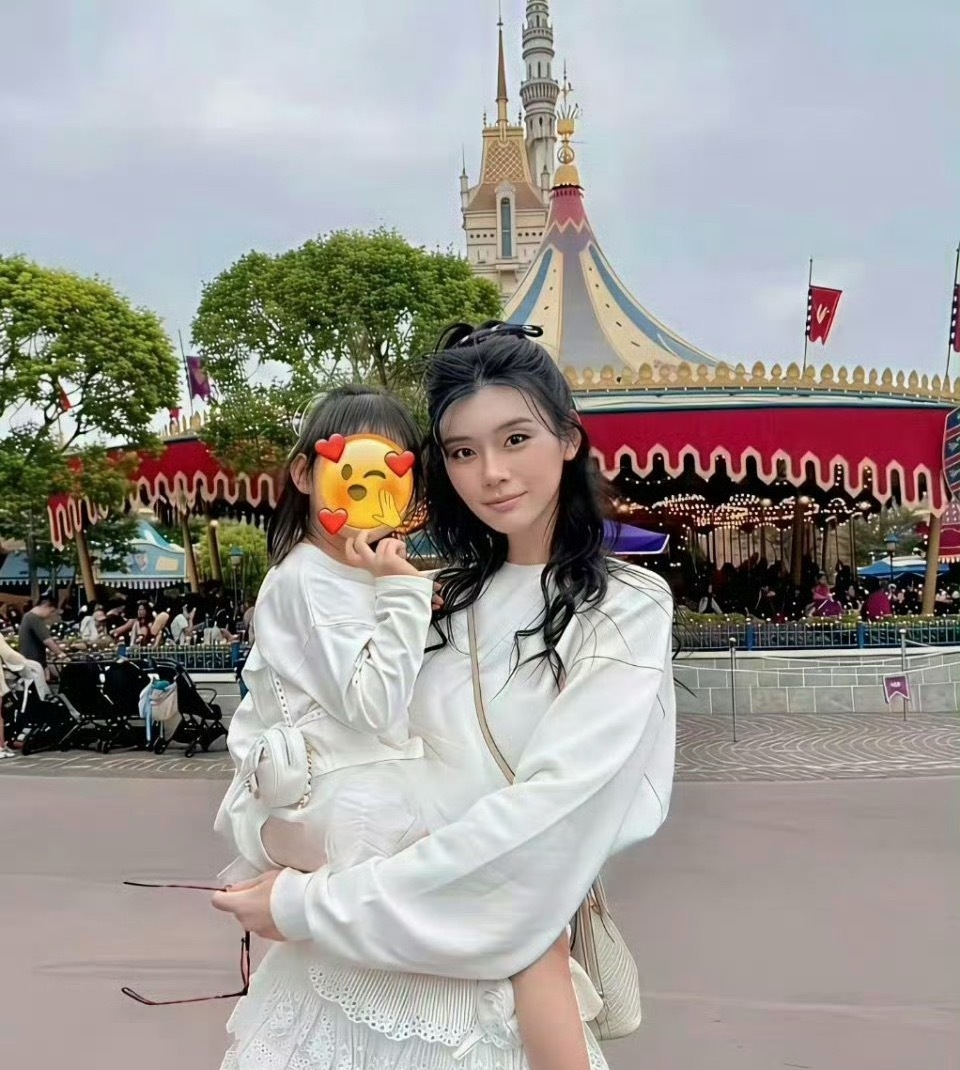 奚梦瑶好会拍照，晒闺女时，侧脸照大方放，正脸打上码，想晒又不全晒​​​​