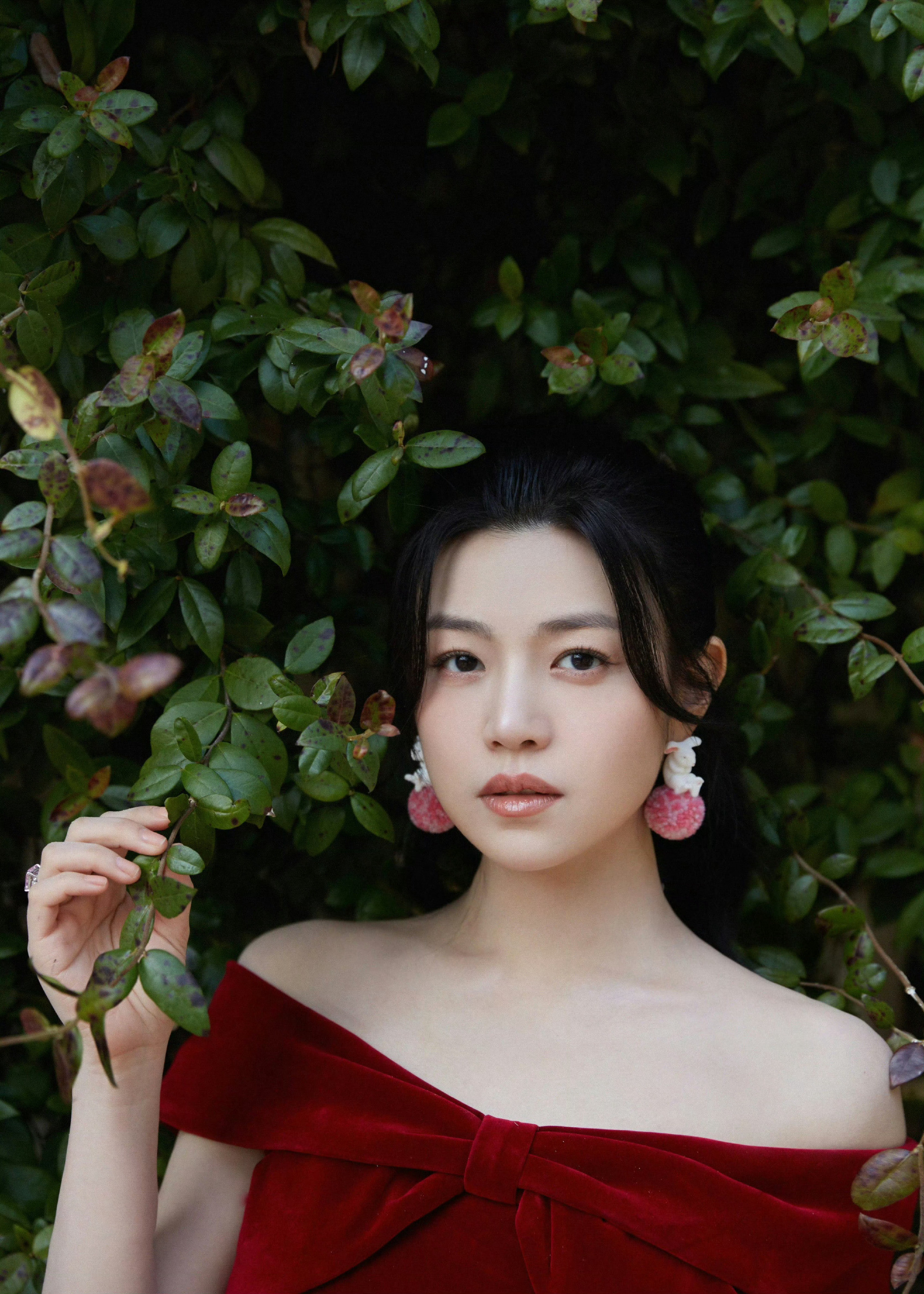 陈妍希，优雅的玫瑰红裙子穿搭。陈妍希