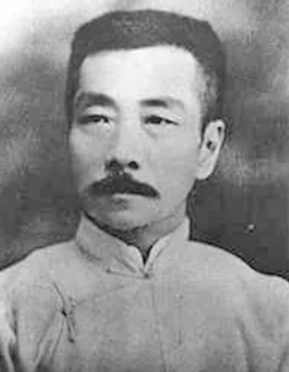 1927年，46岁的鲁迅瞒着妻子，和自己的女学生许广平在上海同居。许广平怀孕后，