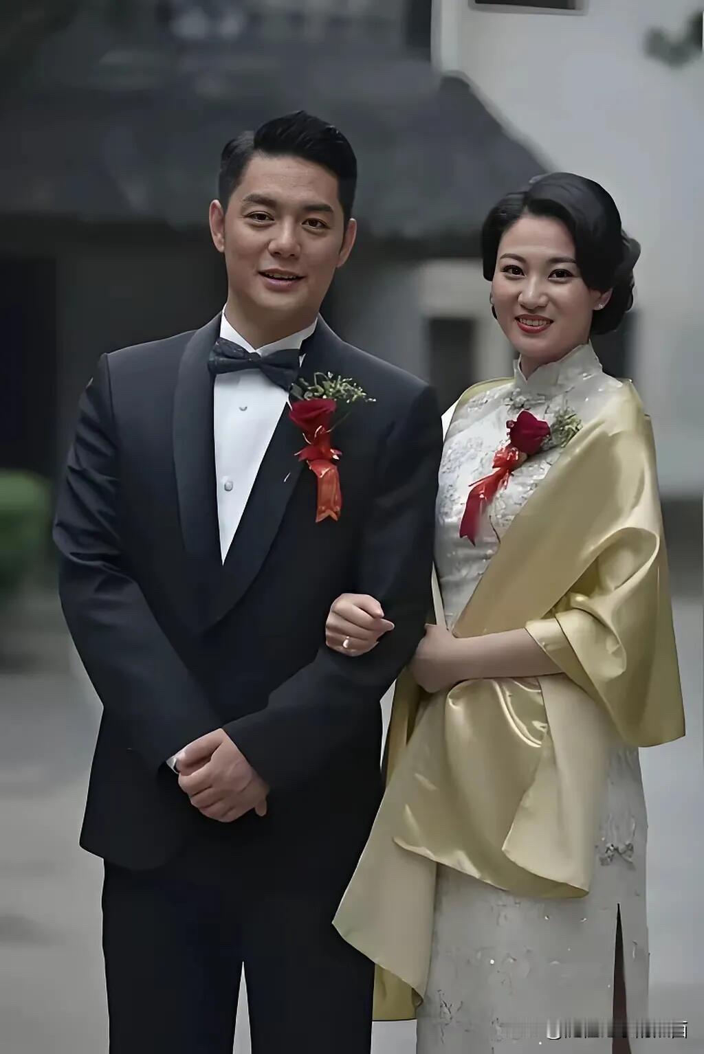 他们看着好养眼，曾经是荧幕里的情侣搭档。女演员是侯梦莎，五官挺美的，标准的鹅蛋脸