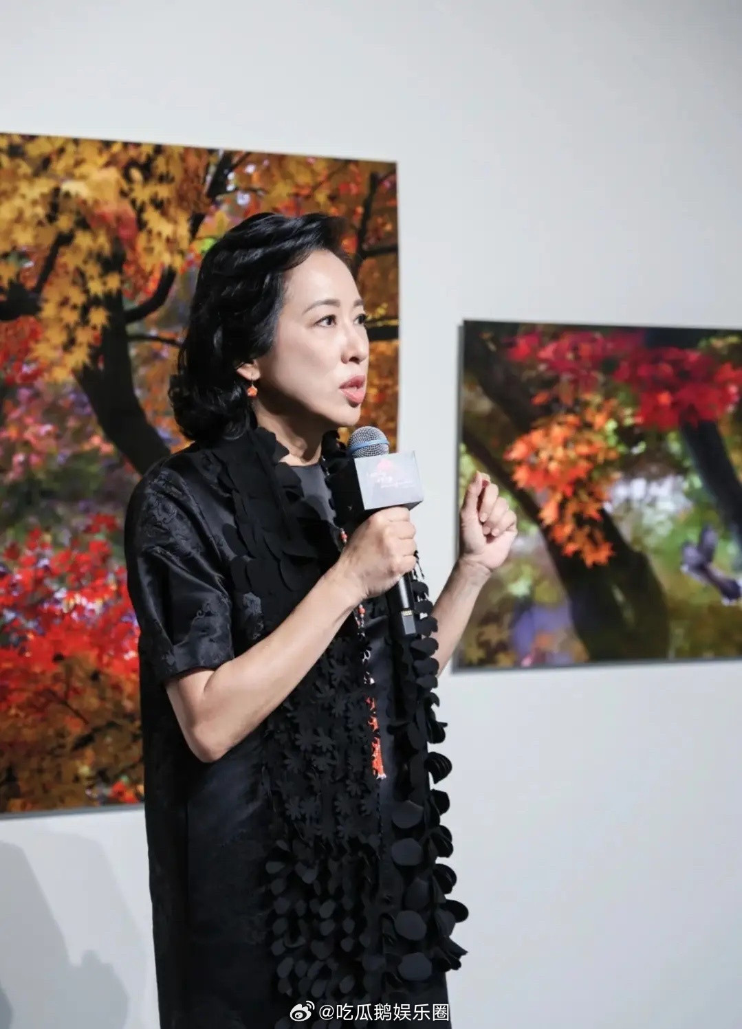 霍启山分享与妈妈朱玲玲、罗康瑞合照，笑得很开心，阳光又帅气！​​​