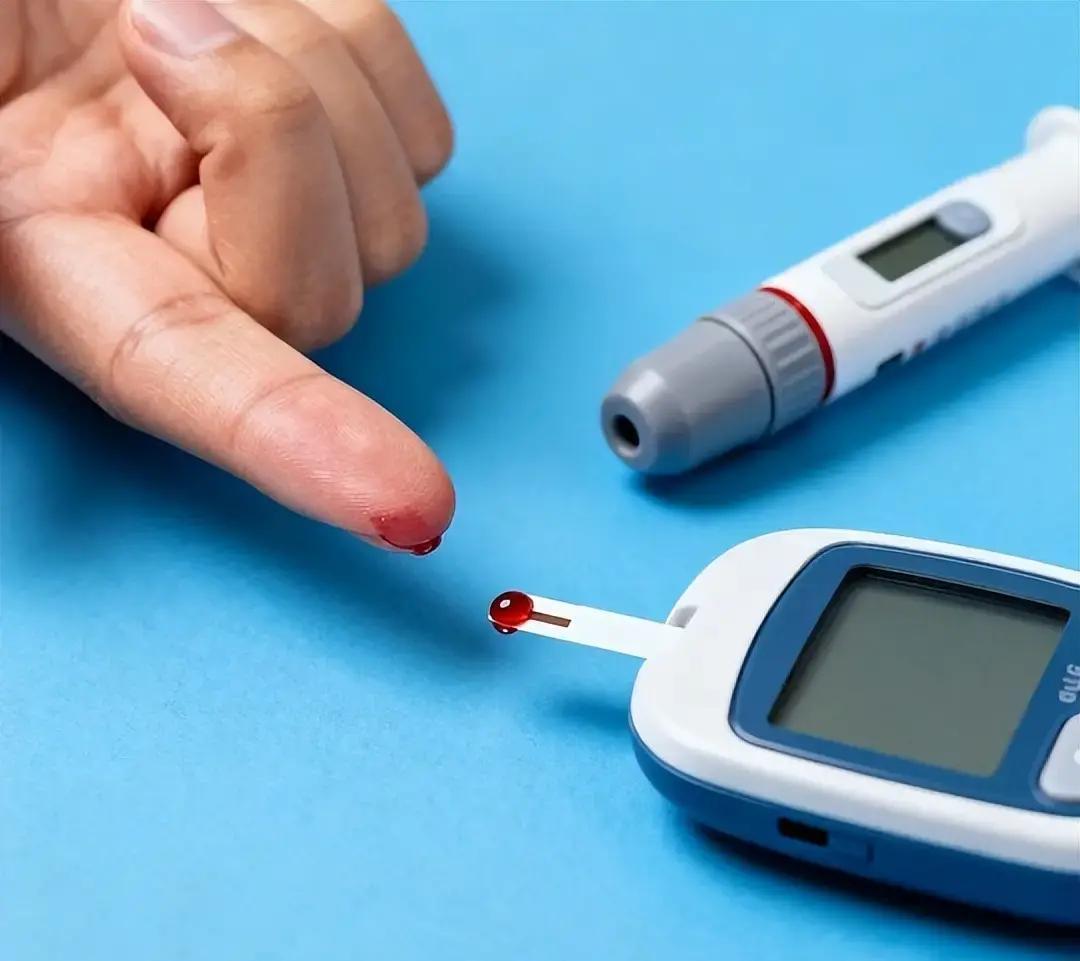 糖尿病不是简单血糖高，它其实是身体对胰岛素越来越不敏感，代谢慢慢失控的过程。中老