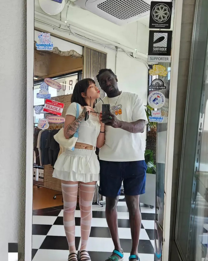 侄女找了个黑人男朋友，是大学的同学，她说男朋友对她很温柔，还是高个子，人又长得帅