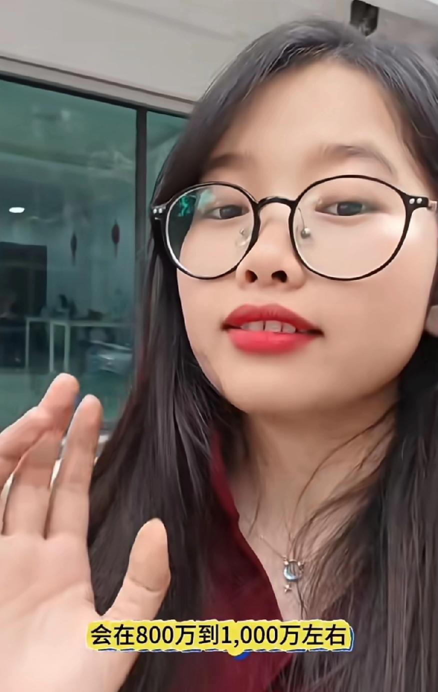 越南女孩自曝真实工资收入一个越南女孩在装修公司工作，她的工资每个月在800～