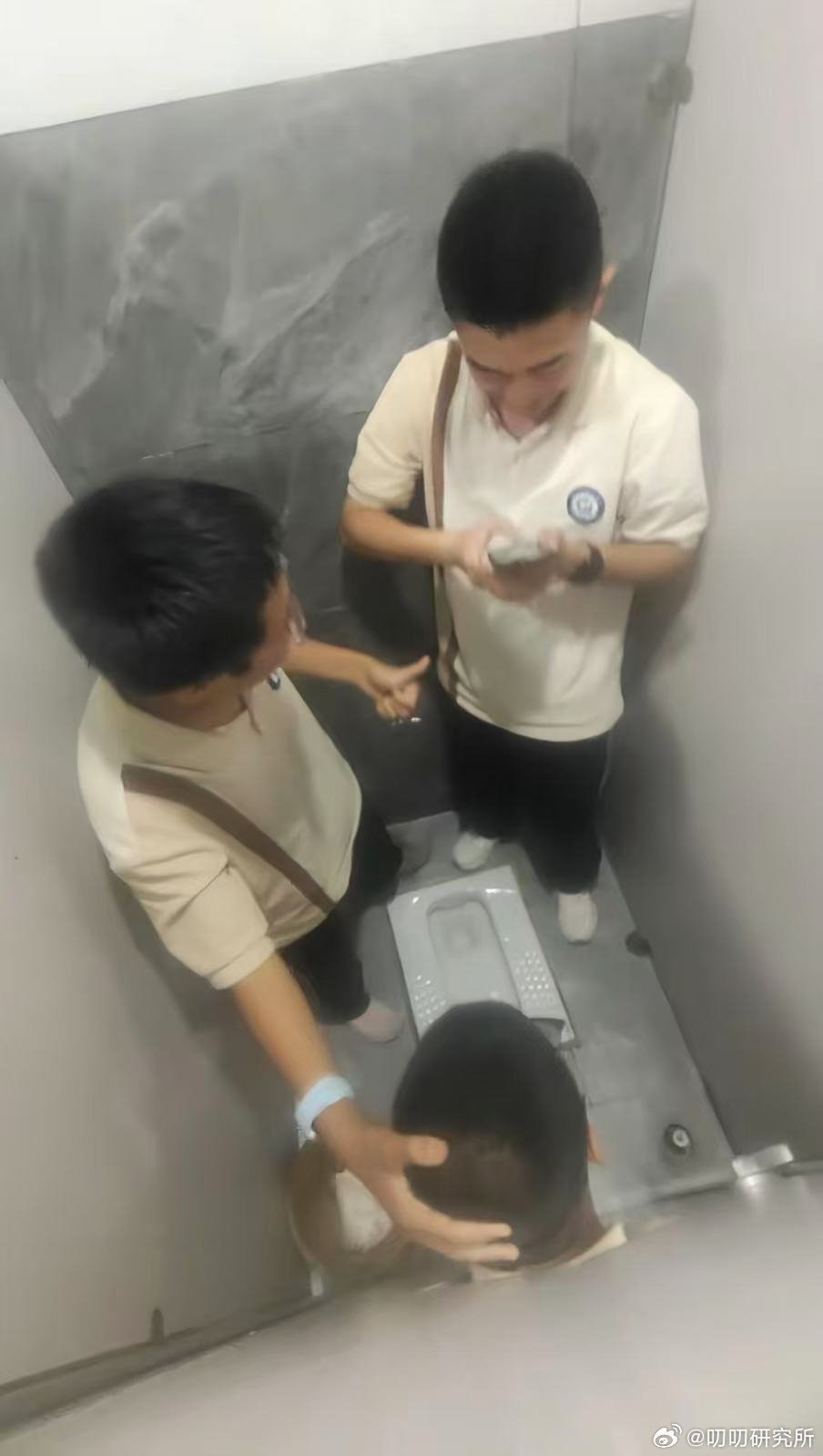 看起来像AI图吓晕