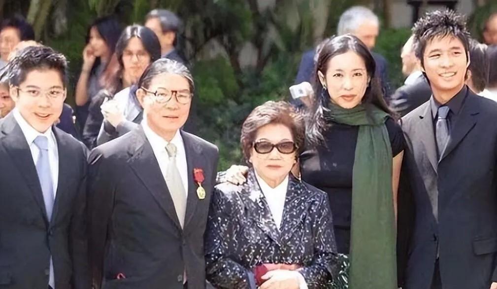 离婚后的朱玲玲还以女主人的身份与婆婆吕燕妮、以及霍震霆、大儿子霍启刚、小儿子霍启