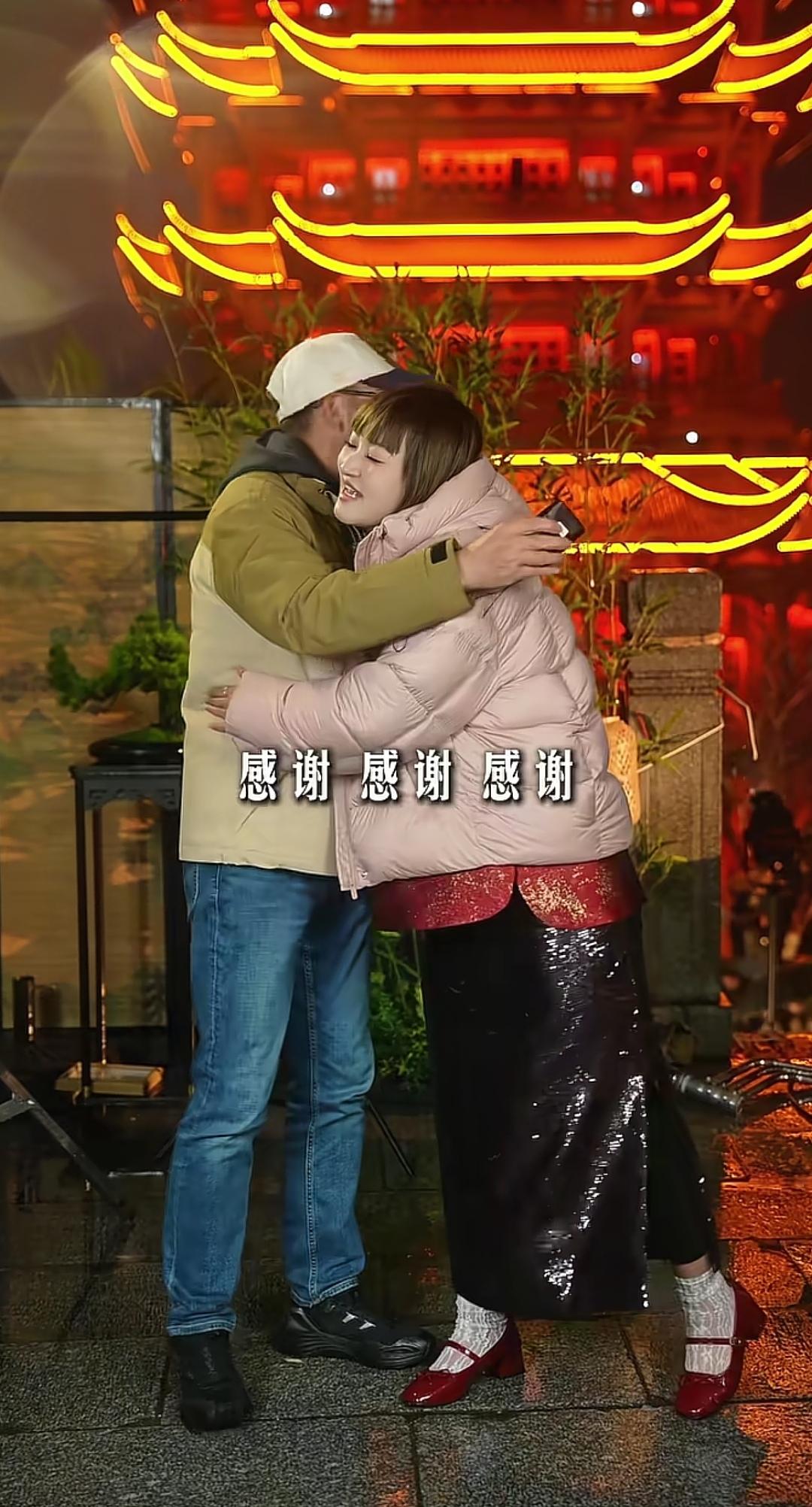 跨年晚会上，俞敏洪老师体贴得拥抱了一下自己的员工七七，这一幕让人看到了俞老师对年