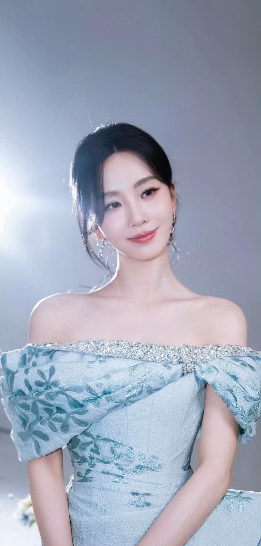 刘诗诗这组照片太美了，想换壁纸的赶快挑清新脱俗美丽动人，是夏日清凉的感觉。
