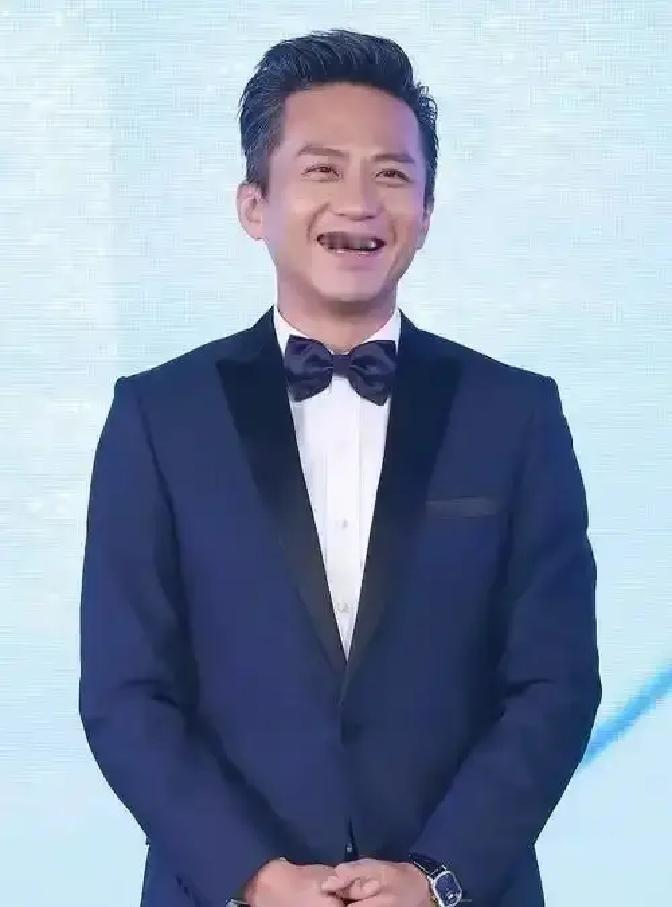 邓超刚拖着箱子出门，孙俪就晒了俩孩子的操作。小花直接质问爸爸为啥老要走，眼圈都