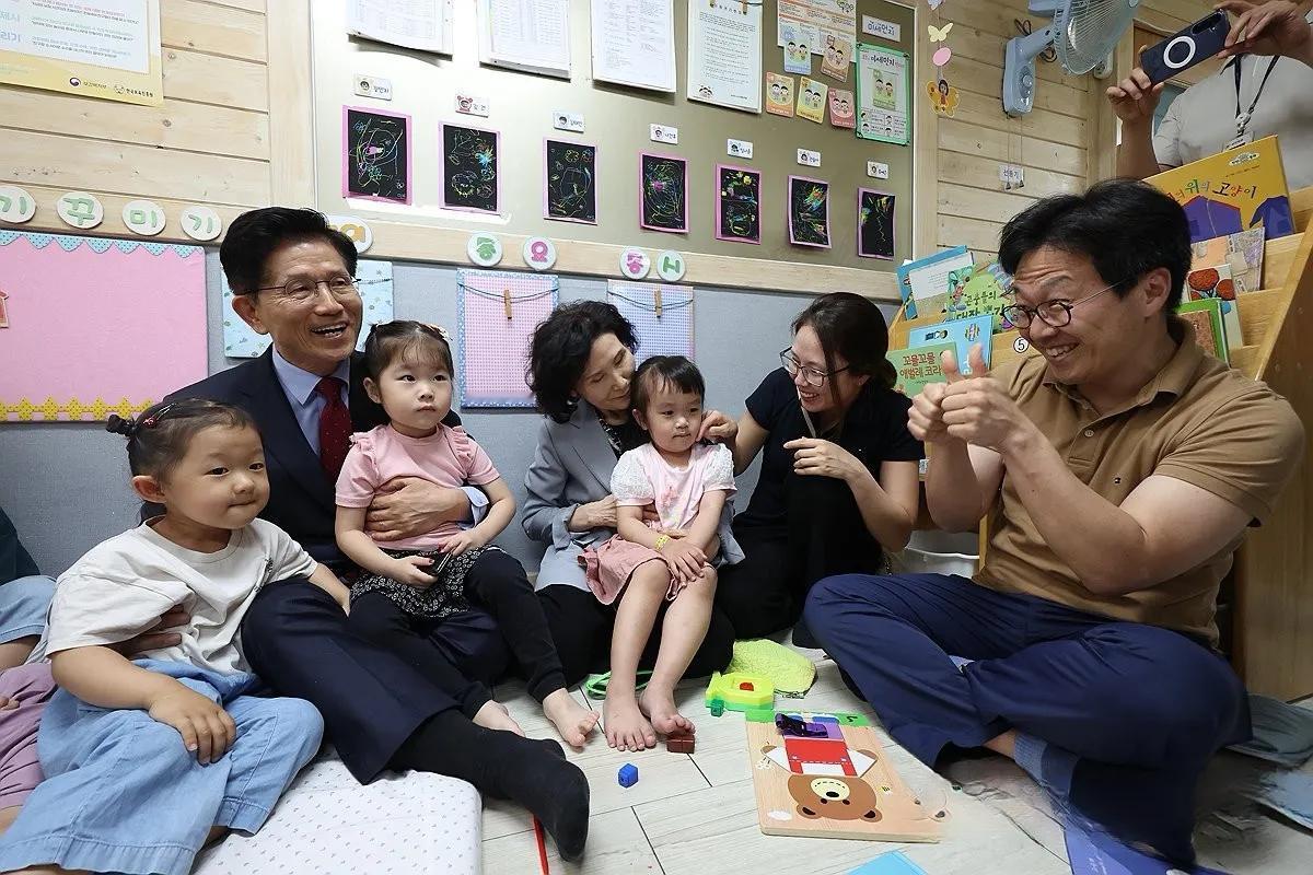 为了拉票金文洙全家出动幼儿园老婆，女儿，女婿齐上阵。以家庭为单位向李在明“进攻