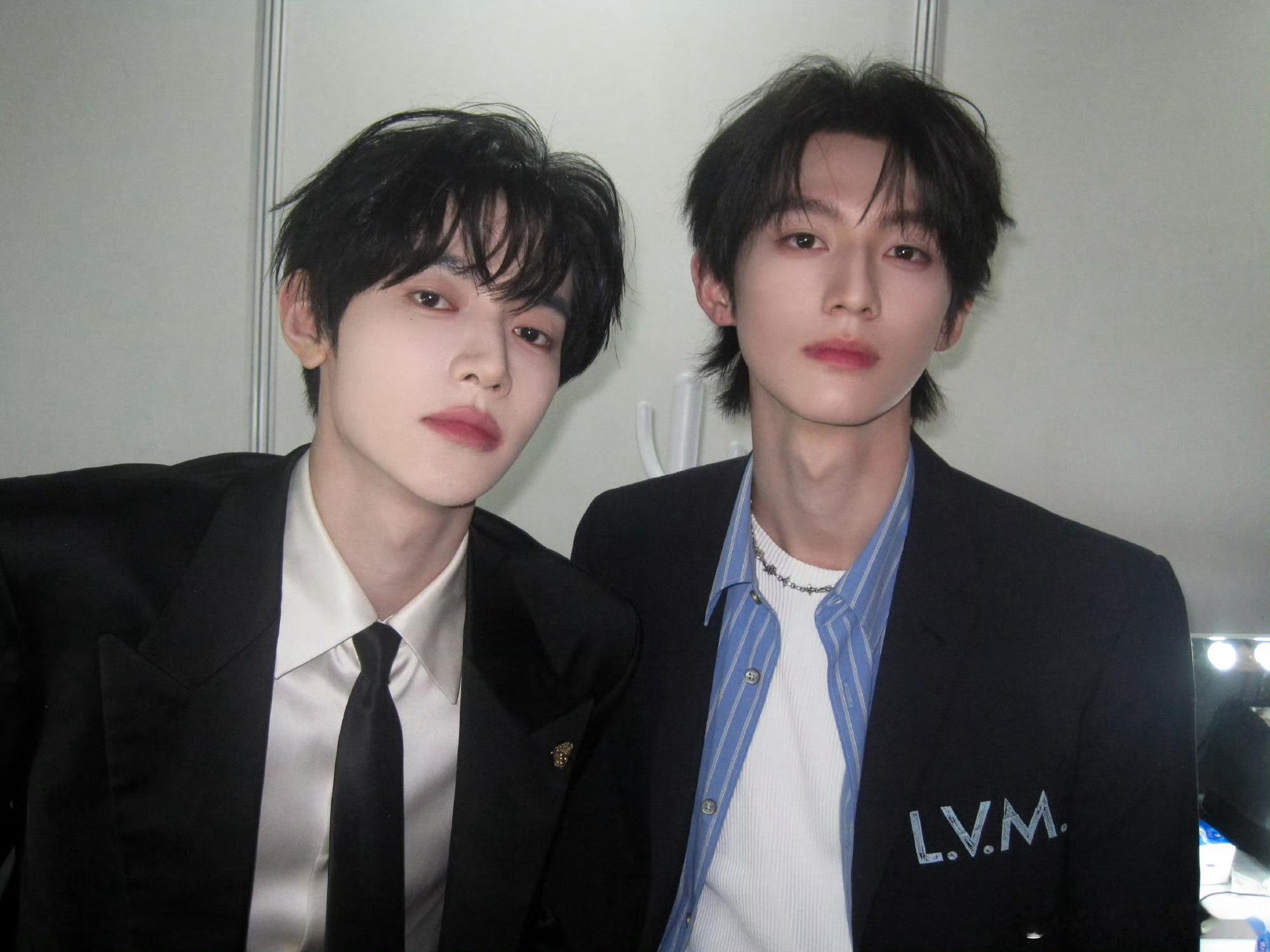 章昊赖伟明你俩是真的当上好朋友了！伟明前天才到首尔，俩人昨天就拍上人生四格了章昊