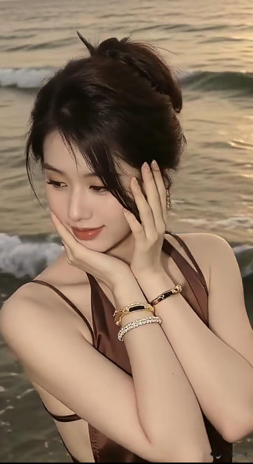 滚滚长江东流水,多少英雄美人,化作浪花泡沫,过眼烟云…