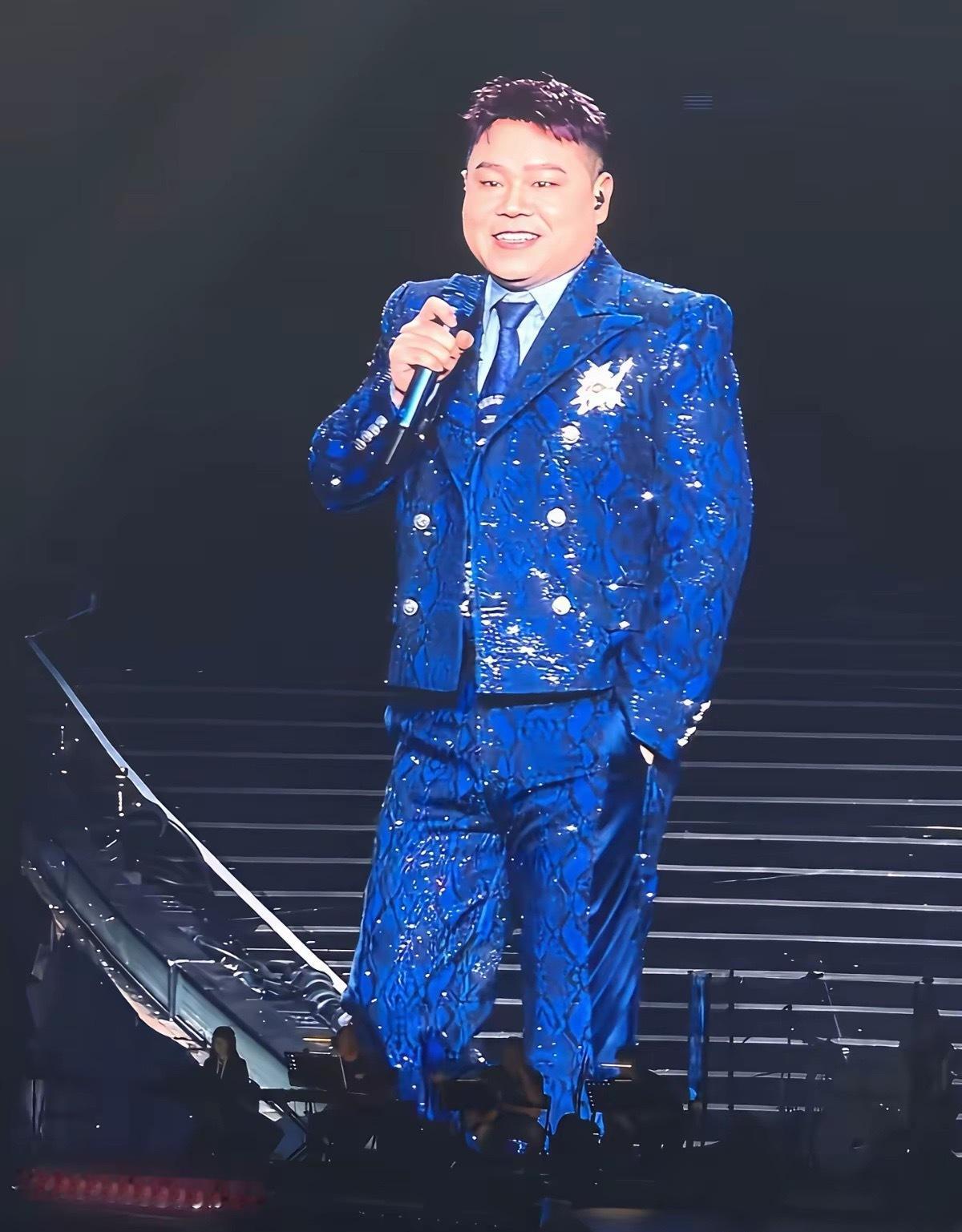 欧豪看到岳云鹏都不敢再吃了。