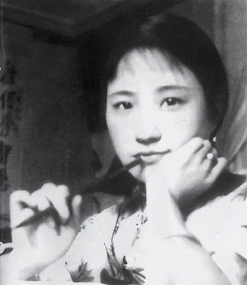 1961年，翁瑞午死了1年，陆小曼穷得连鸡蛋都吃不起了。可她却咬牙卖掉了唯一的貂