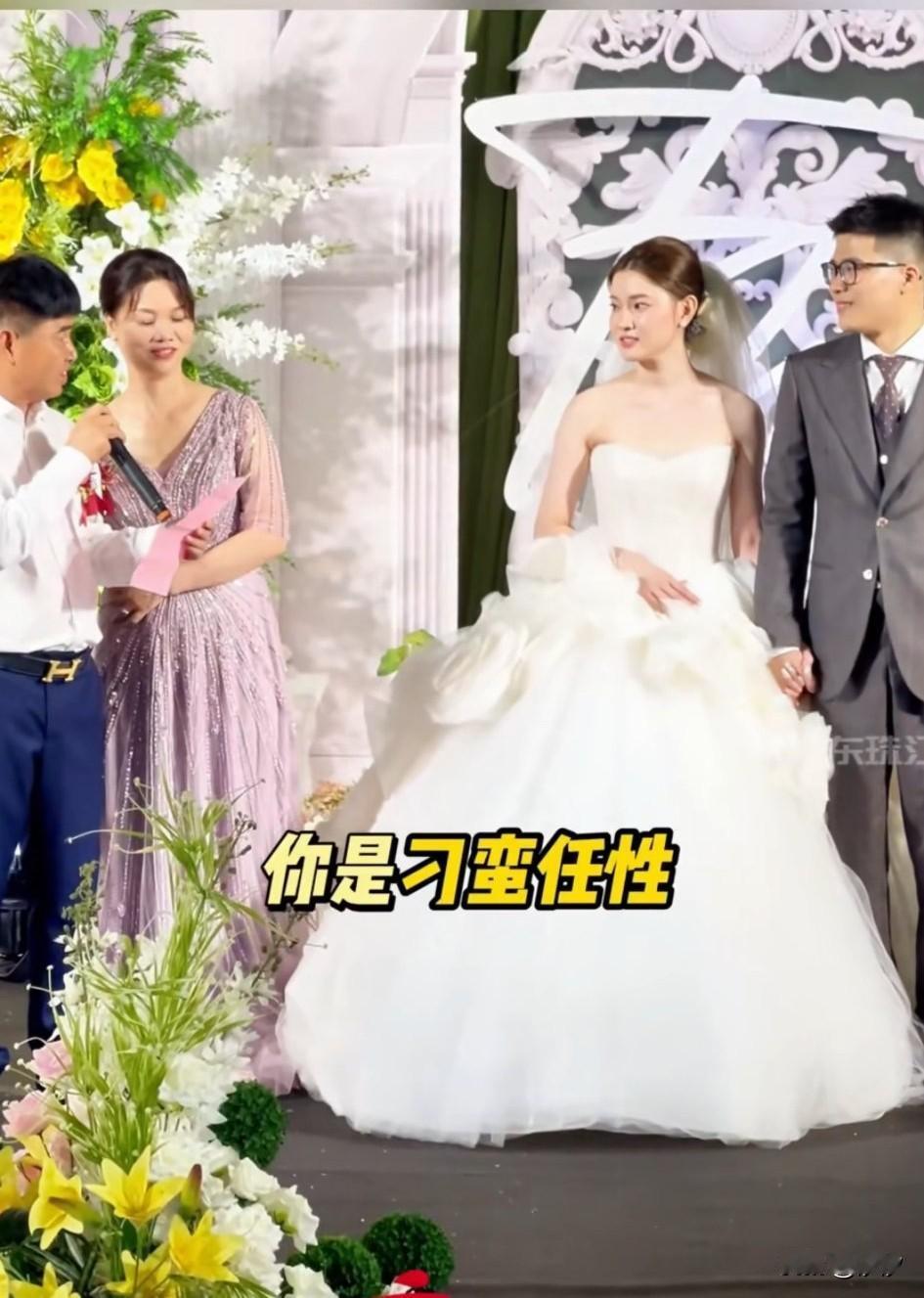 近日广东人嫁女儿把人逗笑了，新郎新娘非常的般配，新郎高大帅气，新娘英姿飒爽