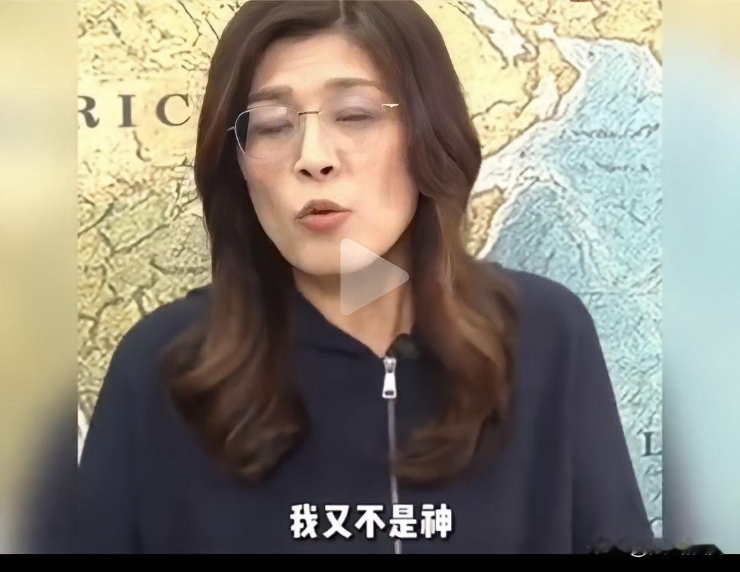 允许狗上了桌，狗就自以为是"人"了，这不就是笑话吗？台湾那几个政客，现在就是