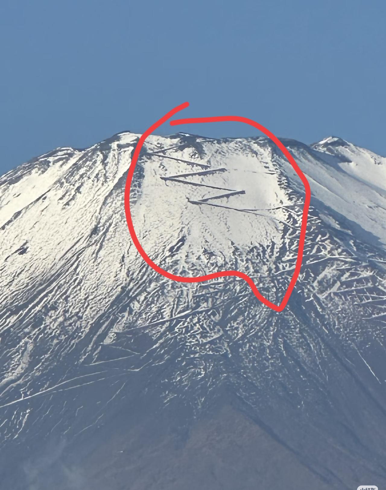 问！富士山上这个折线是啥？