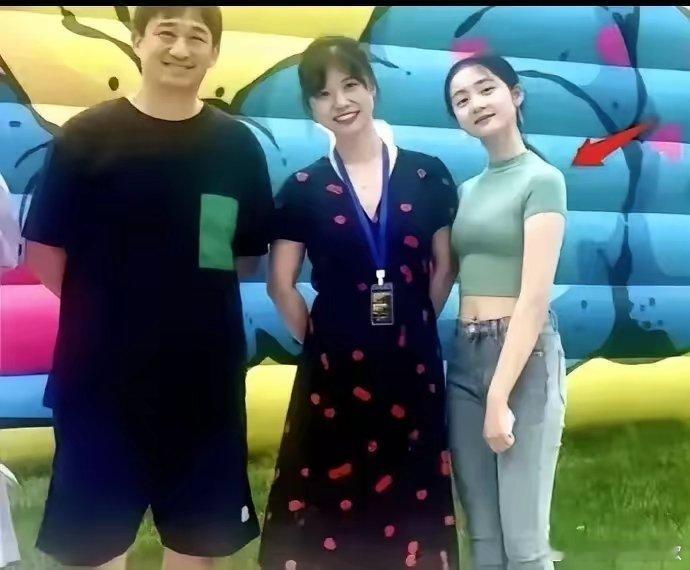 才19岁的黄多多身材外表已经成熟太多了！​高中毕业后，黄多多似乎想要直接进圈，但