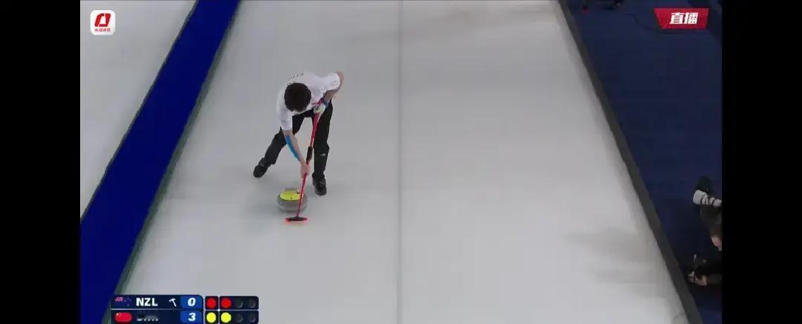 别信什么“冰上象棋”的鬼话。第三局最后一球，新西兰人砸飞我们两只壶的瞬间，我听见