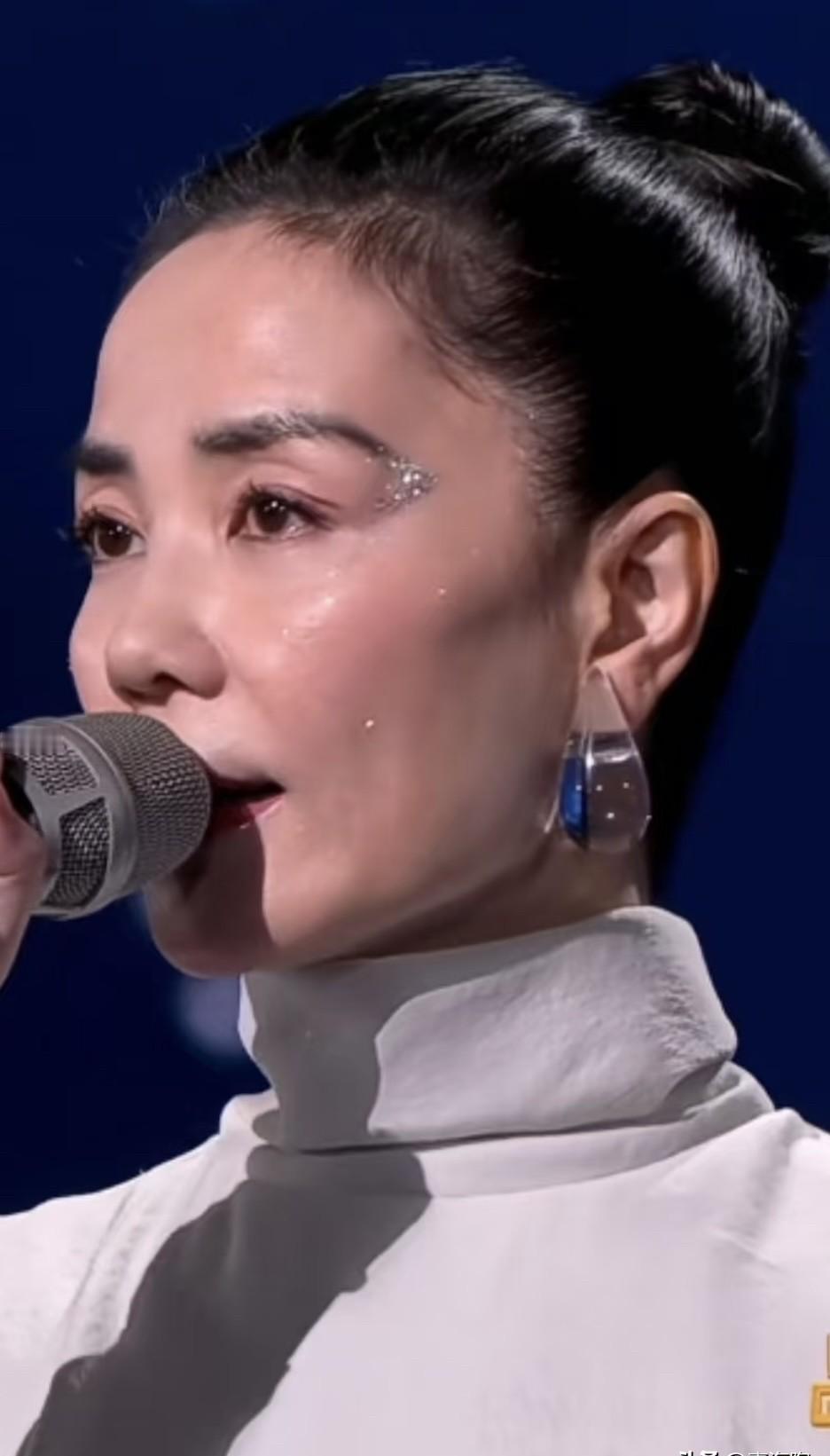 一张脸，既有温峥嵘的凌厉，又有任素汐的沉静。虽然没见皱纹白发，但那股子轻盈感已