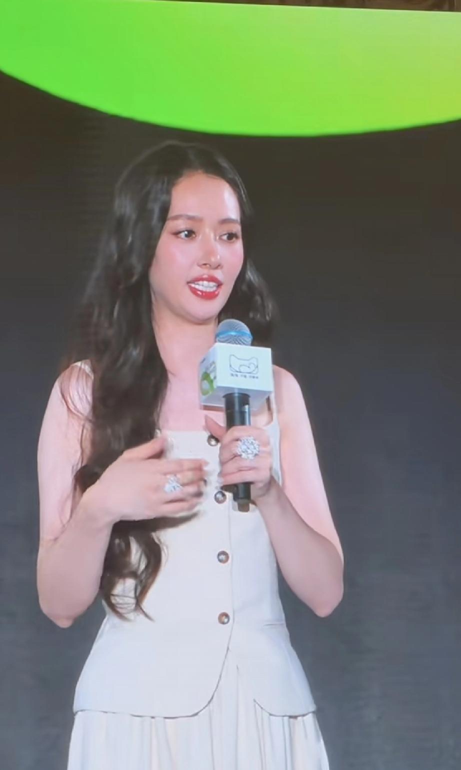 4月23日，郭碧婷现身杭州参加天猫金婴奖，身材挺好的，就是有重下巴，下巴后缩严重