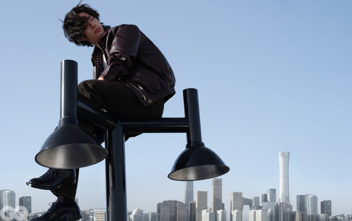 王一博完全素颜也好迷人王一博在沙发上醒来王一博完全素颜也好迷人，王一博在沙发上