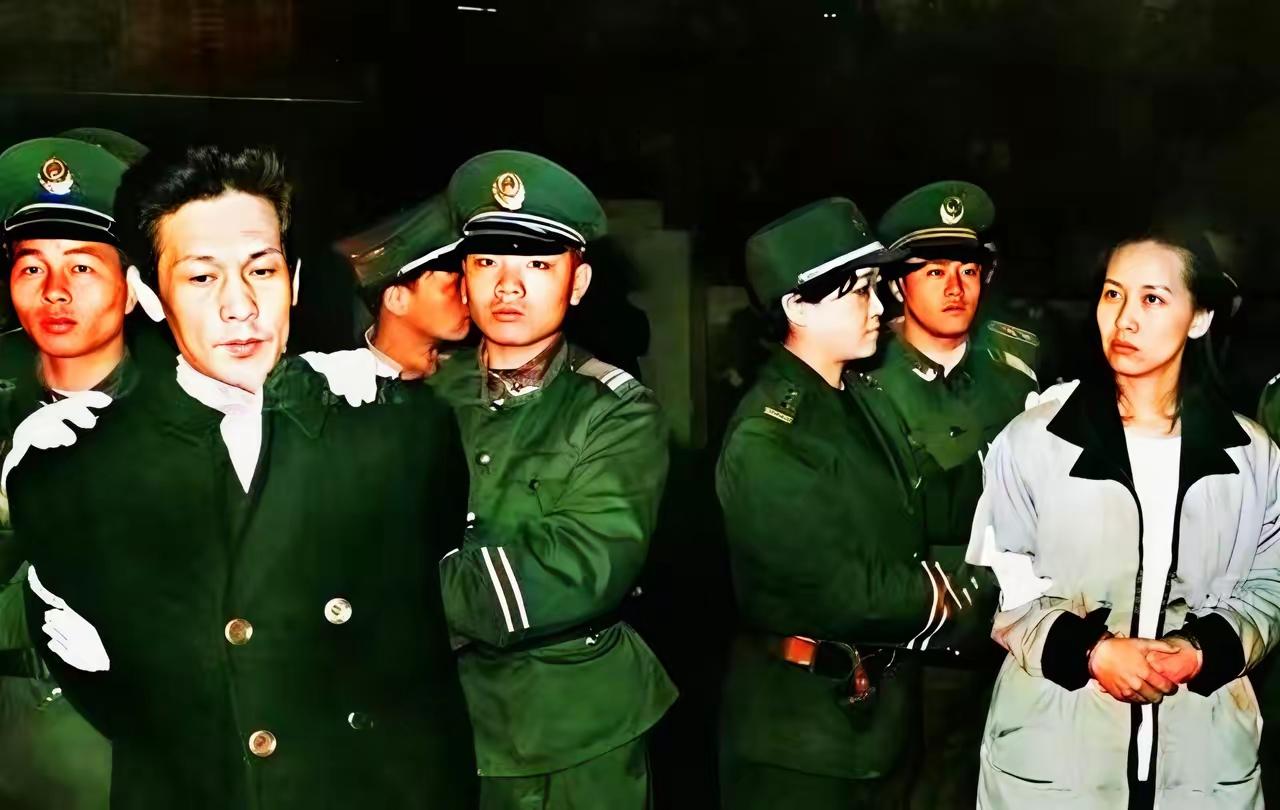 这是深圳巨贪王建业与情人史燕青受审时拍下的照片，王建业在这之前已经逃到泰国，可为