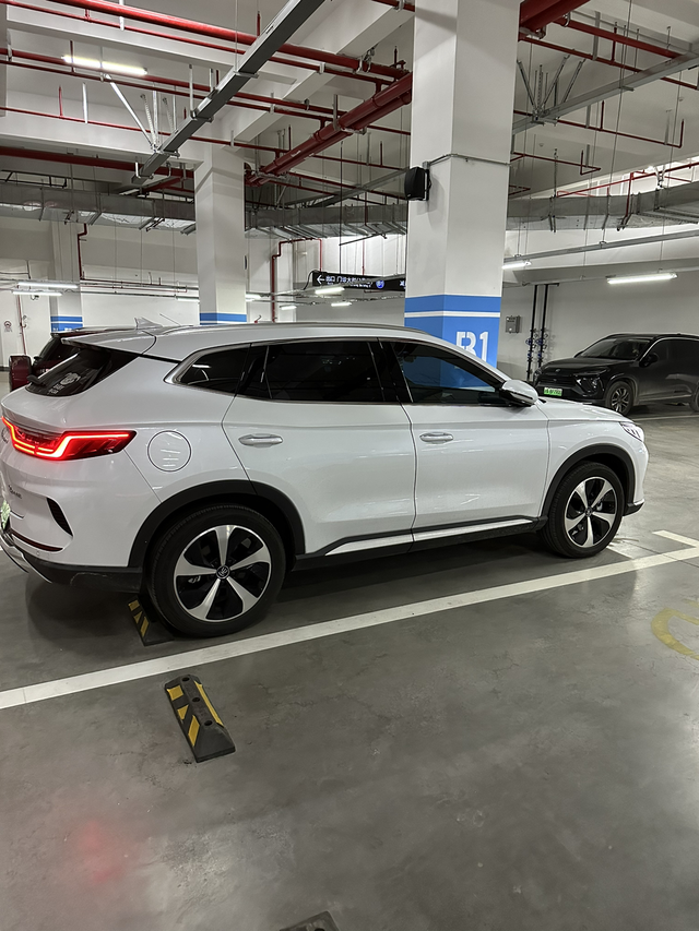 这个算喷漆色差？不知道你们是否能看出来右后车门有点色差？还是我太敏感了了呢。当