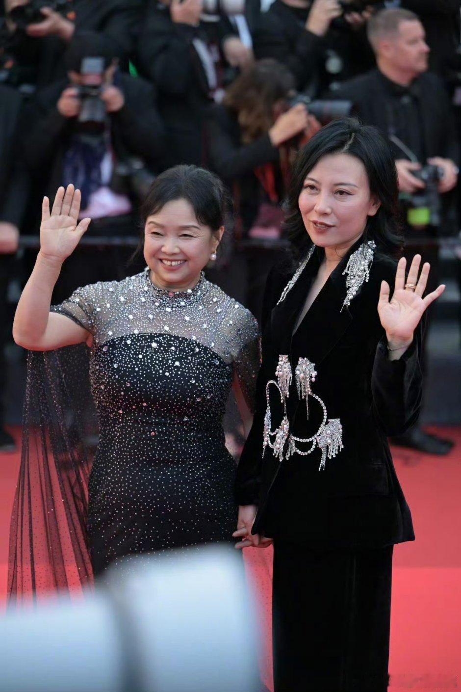 苏敏和导演尹丽川一起登上戛纳电影节红毯！哇真好！快让她前夫看看[笑着哭]出走的