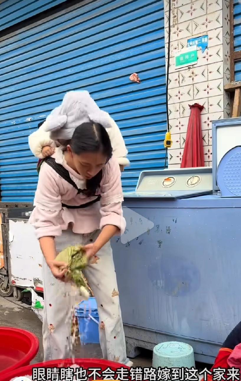 网友辣评：要是仇人过成这样都得心疼她[捂脸哭]一女子初中没毕业，早恋早婚私奔，