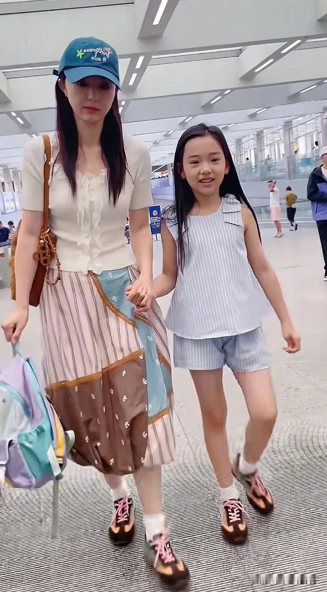 董璇小酒窝在机场没走出来过董璇和小酒窝现身北京机场，已经表现出当明星比爸爸妈妈，