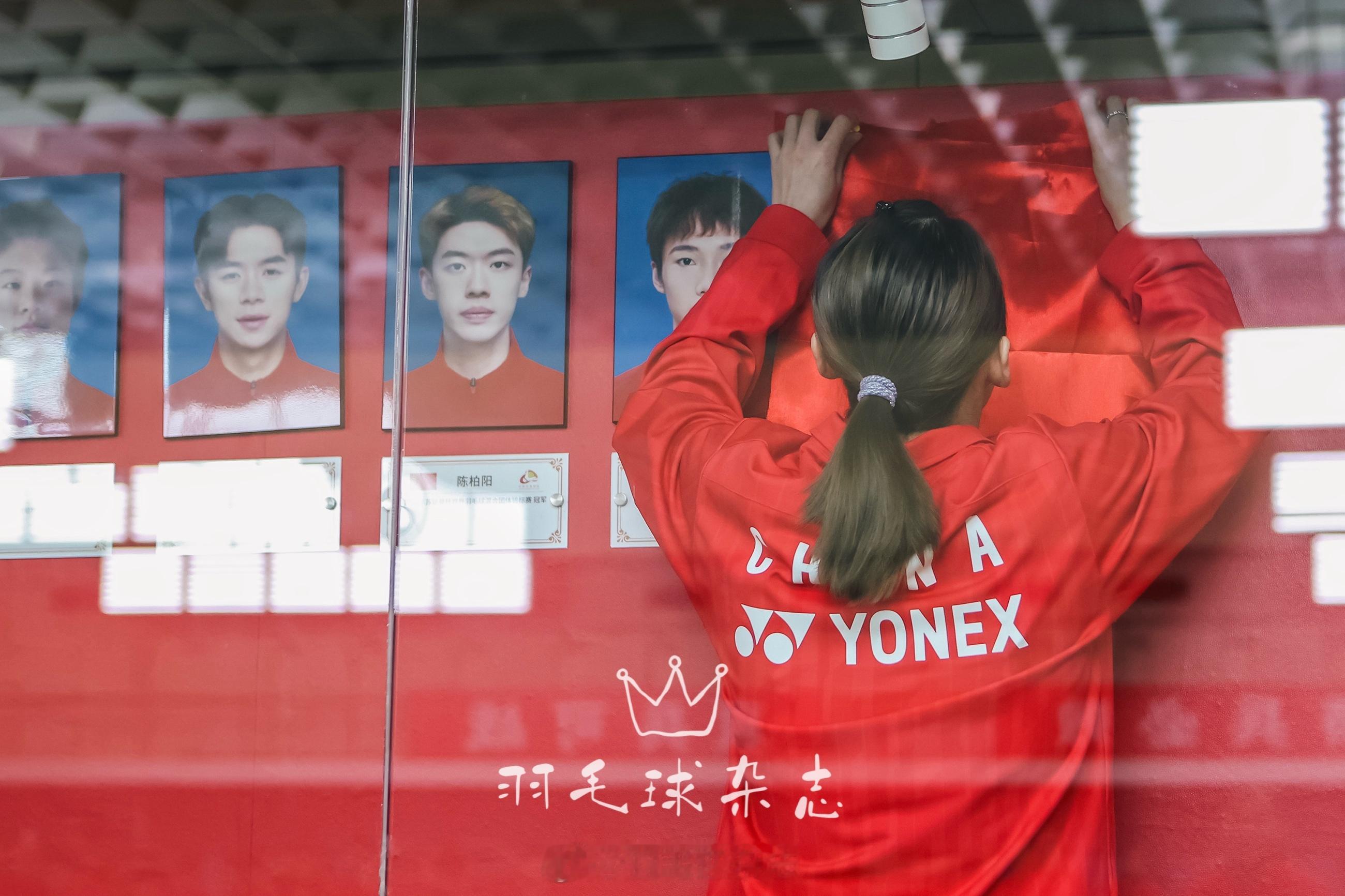 国羽新科世界冠军8人上榜在队友与教练的注视中，在全场掌声里，翁泓阳、任翔宇、谭