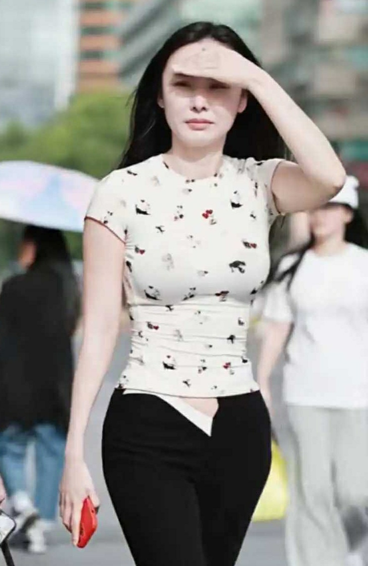 帮忙帮左边的美女扣上裤子？？