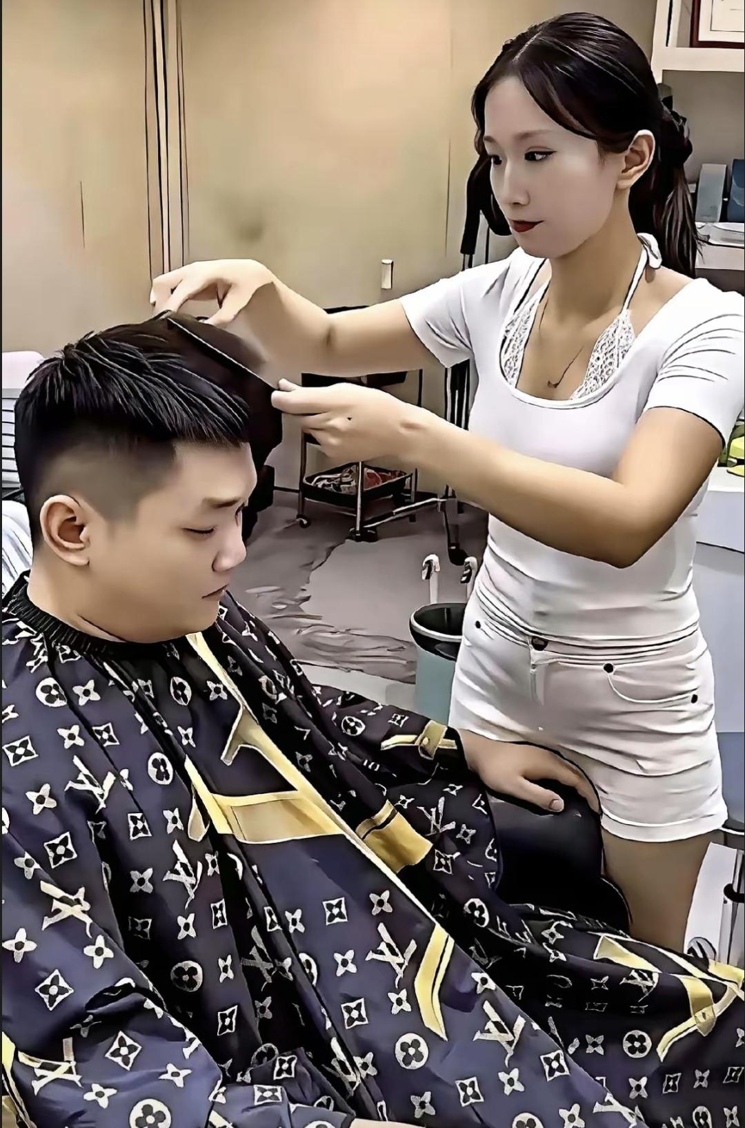 最近听说一家理发店闹出新鲜事。理发的小哥坐沙发时随手一躺，刚好给旁边发型师当了靠