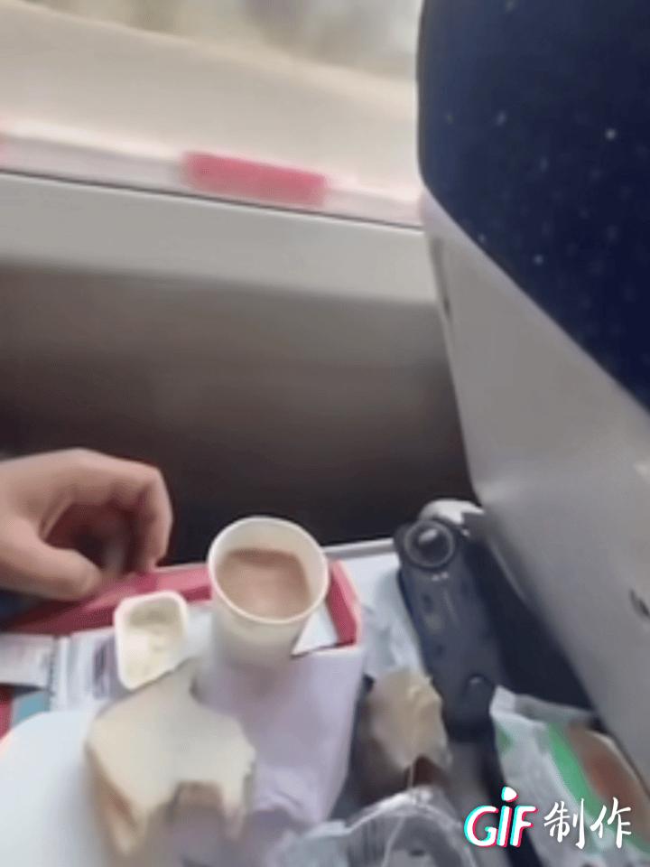 印度人总是喜欢跟中国比！这不，印度乘客又在本国高铁上进行了一番操作。看到中国乘